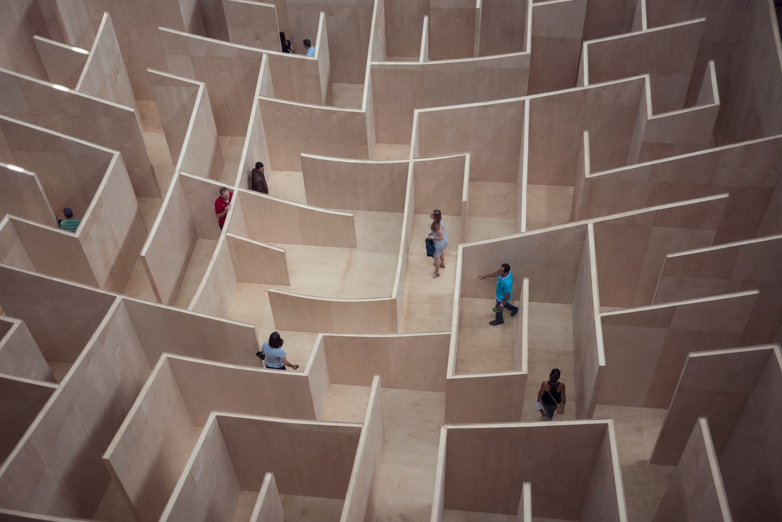 Personnes évoluant dans un labyrinthe, illustration de la gestion de crise