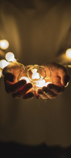 Mains tenant des lumières, illustration du fait religieux en entreprise