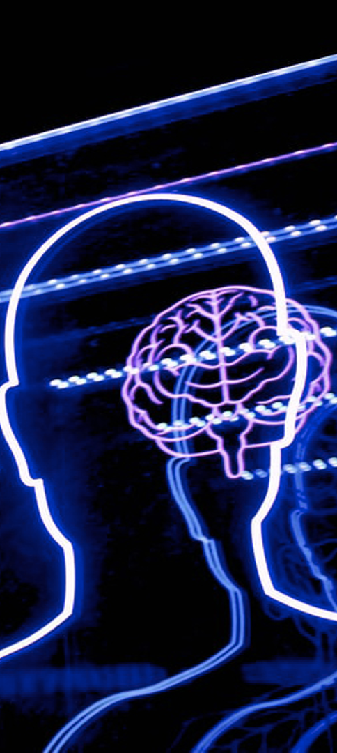 Silhouettes humaines et cerveau lumineux illustrant les stéréotypes et les biais cognitifs