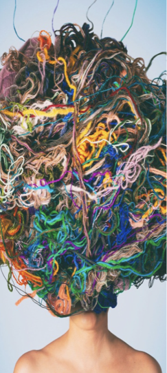 Illustration d’une tête composée de fils multicolores