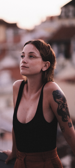 Femme tatouée illustrant les discriminations liées à l’apparence physique au travail