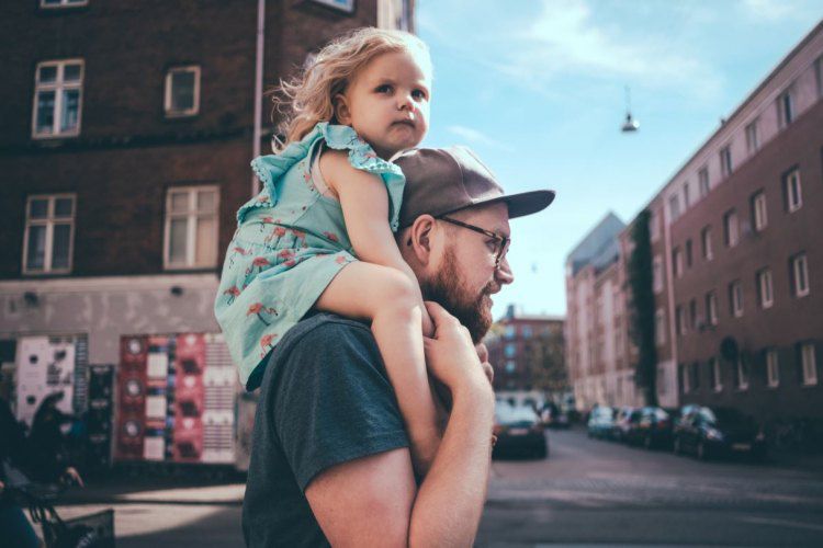 Parent et enfant illustrant les apprentissages de la négociation